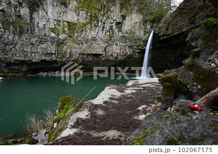 阿蘇の火砕流で形成された穴の開いたような独特の滝、うのこの滝 102067575