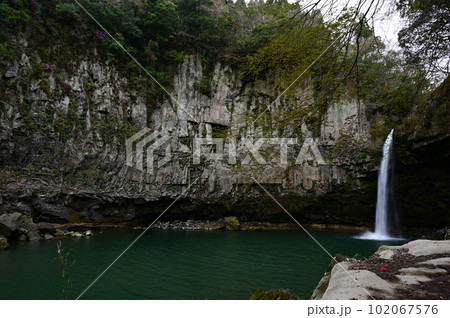 阿蘇の火砕流で形成された穴の開いたような独特の滝、うのこの滝 阿蘇の火砕流で形成された穴の開いたような独特の滝、うのこの滝 102067576