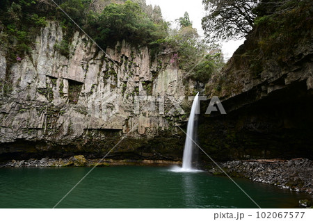 阿蘇の火砕流で形成された穴の開いたような独特の滝、うのこの滝 阿蘇の火砕流で形成された穴の開いたような独特の滝、うのこの滝 102067577