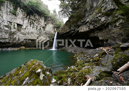 阿蘇の火砕流で形成された穴の開いたような独特の滝、うのこの滝 102067580