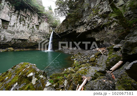 阿蘇の火砕流で形成された穴の開いたような独特の滝、うのこの滝 阿蘇の火砕流で形成された穴の開いたような独特の滝、うのこの滝 102067581