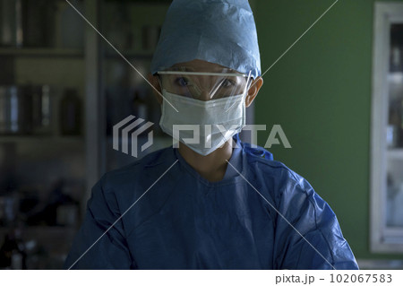 手術着を着て手術室に立つ女医 102067583