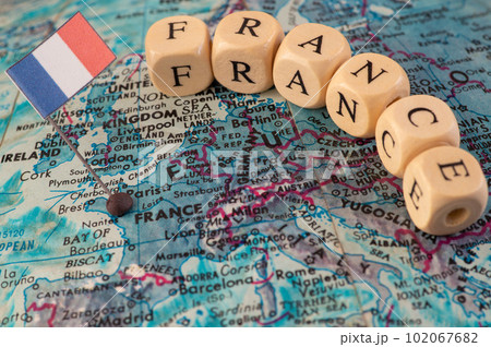 フランスの地図と国旗 102067682