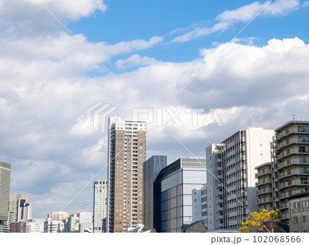 大阪市北区中之島からみた大阪の風景 102068566