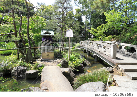 西新井大師　弁天堂のある池と橋　 102068698