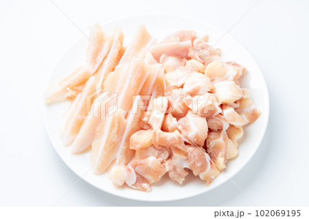 鶏軟骨二種(膝軟骨とヤゲン軟骨)盛り合わせ。(白バック) 鶏軟骨二種(膝軟骨とヤゲン軟骨)盛り合わせ。(白バック) 102069195