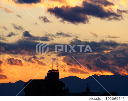 埼玉県川口市荒川堤からの風景(オレンジ色の夕景) 埼玉県川口市荒川堤からの風景(オレンジ色の夕景) 102069243