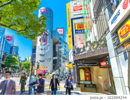 日本の東京都市景観 マスク無しの方増加。マ着用個人判断の英断でいまだ巨大感染爆発は無し=27日、渋谷 日本の東京都市景観 マスク無しの方増加。マ着用個人判断の英断でいまだ巨大感染爆発は無し=27日、渋谷 102069244