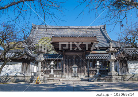 梅林寺の勅使門（唐門）と本堂 102069314