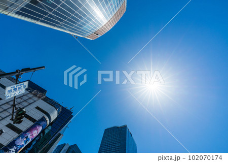 日本の東京都市景観 熱中症や紫外線に注意。渋谷駅前の交差点からビル群や太陽を望む=4月27日 日本の東京都市景観 熱中症や紫外線に注意。渋谷駅前の交差点からビル群や太陽を望む=4月27日 102070174