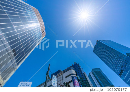 日本の東京都市景観 熱中症や紫外線に注意。渋谷駅前の交差点からビル群や太陽を望む=4月27日 日本の東京都市景観 熱中症や紫外線に注意。渋谷駅前の交差点からビル群や太陽を望む=4月27日 102070177