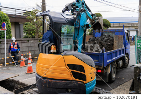 道路に埋められた水道管を交換する工事 道路に埋められた水道管を交換する工事 102070191