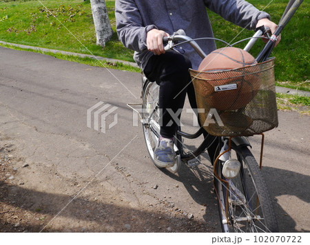 自転車に乗る男性(顔なし) 自転車に乗る男性(顔なし) 102070722