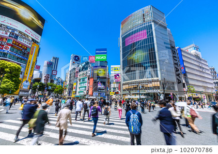 日本の東京都市景観 マ無しの方増加。マ着用個人判断の英断でいまだ巨大感染爆発は無し＝27日、渋谷 102070786