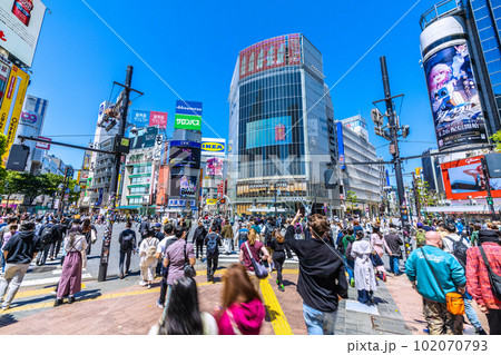日本の東京都市景観 マ無しの方増加。マ着用個人判断の英断でいまだ巨大感染爆発は無し＝27日、渋谷 102070793