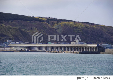 海上から見る北防波堤ドームの全景 102071893