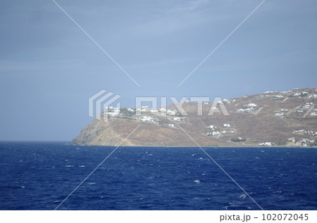 海上から撮影したミコノス島の街並み 海上から撮影したミコノス島の街並み 102072045