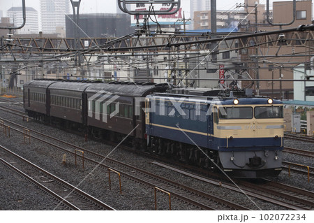 旧型客車の回送列車（EF65形500番台牽引） 102072234