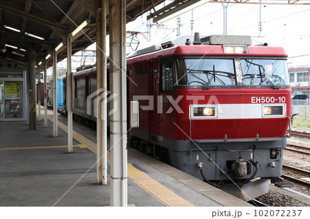 黒磯駅に停車するEH500形牽引の貨物列車 黒磯駅に停車するEH500形牽引の貨物列車 102072237