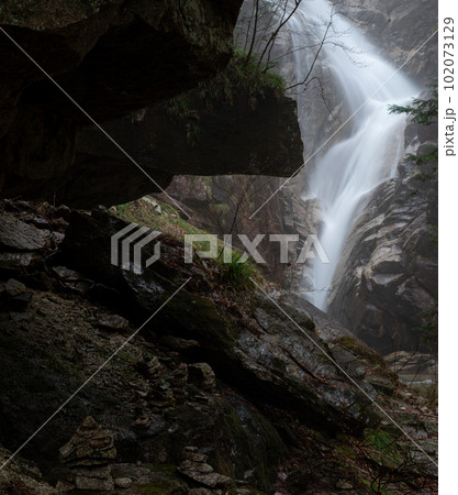 霧の中を流れる滝　田立の滝 102073129