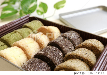 4種類のクッキーが入ったクッキー缶(抹茶、プレーン、チョコ、ほうじ茶) 4種類のクッキーが入ったクッキー缶(抹茶、プレーン、チョコ、ほうじ茶) 102073414