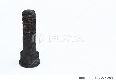 錆びて風化してもなお自らの役目を主張する朽ちたボルト 102074204
