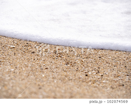 砂浜の波打ち際のアップ。 102074569