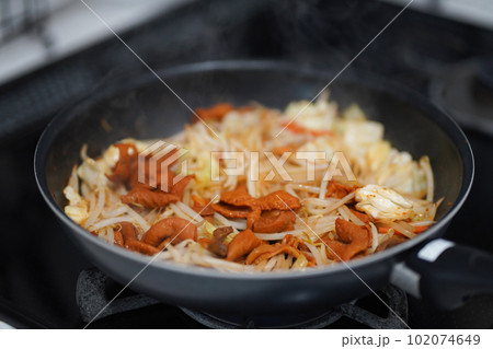 ホルモン入りの野菜炒めを作る様子 ホルモン入りの野菜炒めを作る様子 102074649