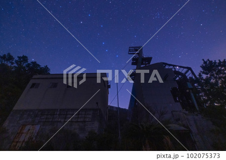 池島炭鉱跡「第二立坑櫓と星空」 102075373