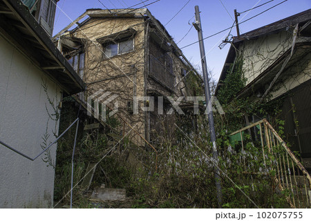 池島炭鉱跡「炭鉱住宅街の廃屋群」 102075755