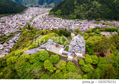 【空撮】新装開城した郡上八幡城と眼下の古い街並み 102076231