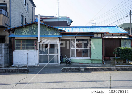 郊外の平屋の空き家、ボロい一軒家、独居老人の住む家、高齢者が住む限界集落、老人の一人暮らし、 102076512