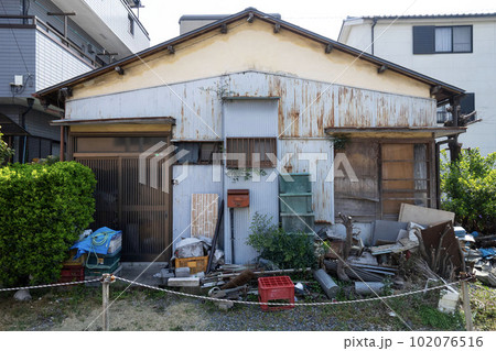 郊外の平屋の空き家、ボロい一軒家、独居老人の住む家、高齢者が住む限界集落、老人の一人暮らし、 郊外の平屋の空き家、ボロい一軒家、独居老人の住む家、高齢者が住む限界集落、老人の一人暮らし、 102076516