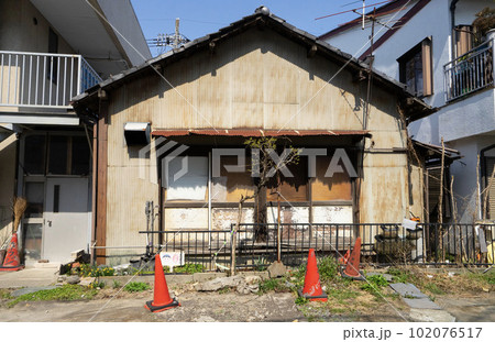 郊外の平屋の空き家、ボロい一軒家、独居老人の住む家、高齢者が住む限界集落、老人の一人暮らし、 102076517
