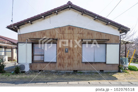 郊外の平屋の空き家、ボロい一軒家、独居老人の住む家、高齢者が住む限界集落、老人の一人暮らし、 郊外の平屋の空き家、ボロい一軒家、独居老人の住む家、高齢者が住む限界集落、老人の一人暮らし、 102076518