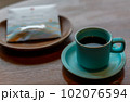 テーブルの上のコーヒーとお菓子 102076594