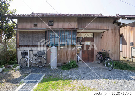 郊外の平屋の空き家、ボロい一軒家、独居老人の住む家、高齢者が住む限界集落、老人の一人暮らし、 郊外の平屋の空き家、ボロい一軒家、独居老人の住む家、高齢者が住む限界集落、老人の一人暮らし、 102076770