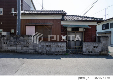 郊外の平屋の空き家、ボロい一軒家、独居老人の住む家、高齢者が住む限界集落、老人の一人暮らし、 102076776