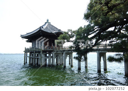 初夏の満月寺浮御堂 （滋賀県大津市, 2022年4月） 102077252