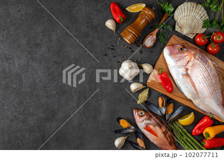 新鮮な魚介類 102077711