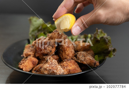 鶏の唐揚げ 102077784