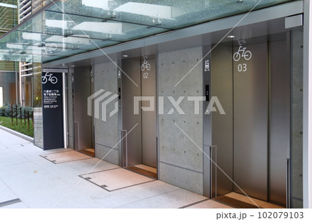 東京都八重洲二丁目地下駐輪場エレベーター　区立駐輪場　東京駅八重洲口側 地下　中央区八重洲2-1-4 102079103