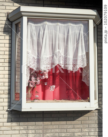 飾り窓のある風景 102079109
