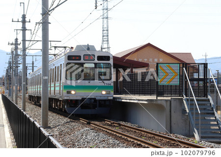 ふかや花園駅に停車中の秩父鉄道7500系電車 102079796