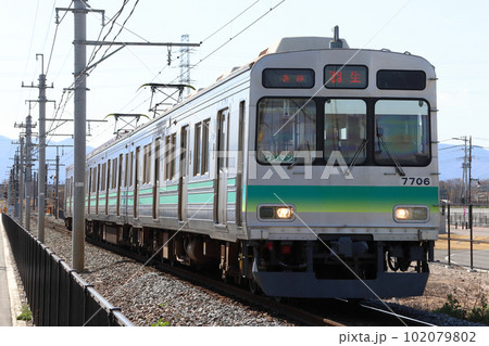 ふかや花園駅を発車する秩父鉄道7500系電車 102079802