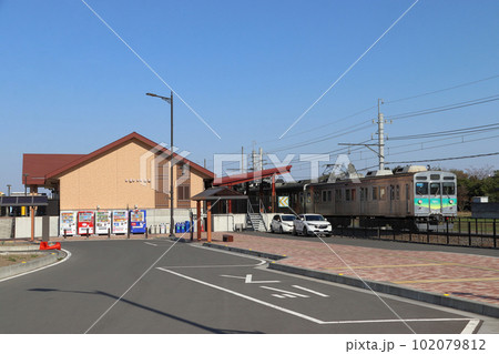 ふかや花園駅を発車する秩父鉄道7000系電車 ふかや花園駅を発車する秩父鉄道7000系電車 102079812