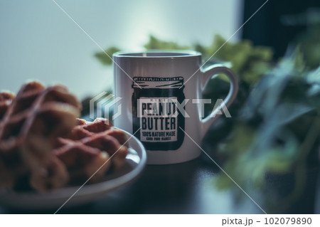 窓辺のコーヒーとワッフル 窓辺のコーヒーとワッフル 102079890