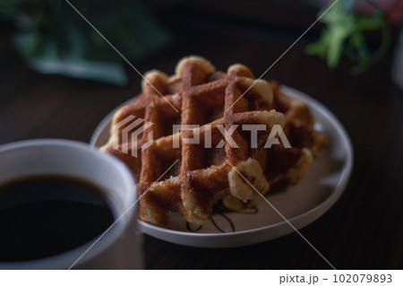 窓辺のコーヒーとワッフル 102079893