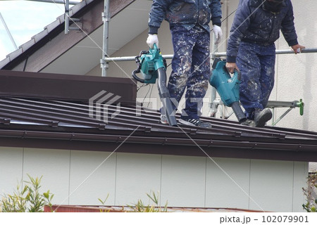 屋根の塗装の準備　塗装前に屋根を清掃する様子 102079901