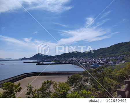 穏やかな瀬戸内海の漁港 穏やかな瀬戸内海の漁港 102080495